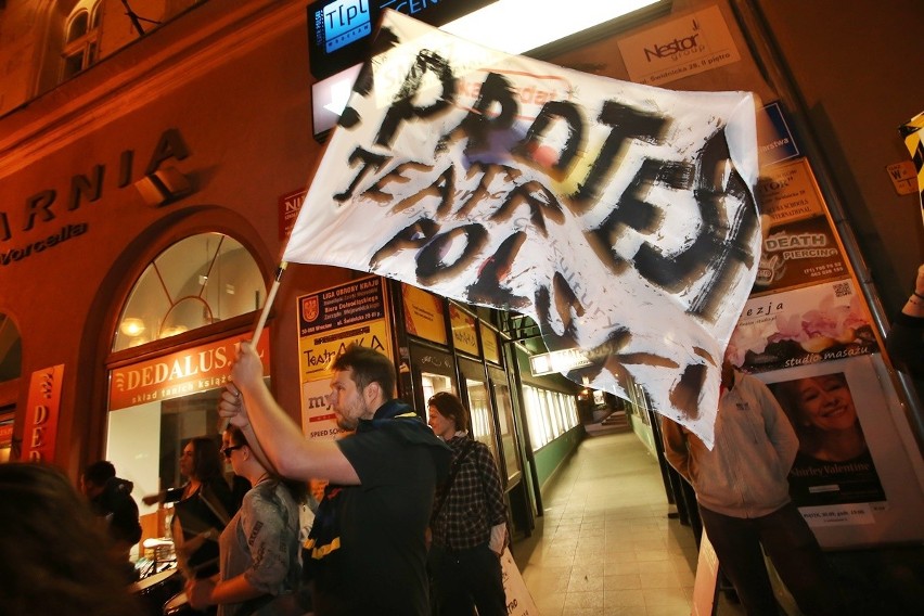 Protest pod Teatrem Polskim: "To się nie wyciszy" [ZDJĘCIA]