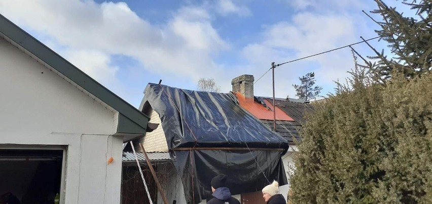 W miejscowości Dzierzkówek Nowy zerwany został dach jednego...