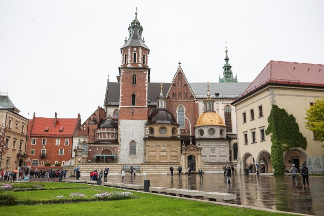 Po raz pierwszy od prawie 500 lat nieoficjalnie zajrzano do wnętrza komory grobowej ze szczątkami Kazimierza IV Jagiellończyka 13 kwietnia 1973 r., na dodatek w piątek. To nie wróżyło niczego dobrego - wspominał Zbigniew Święch, autor cyklu książek poświęconych tajemnicom królewskich gorbowców.