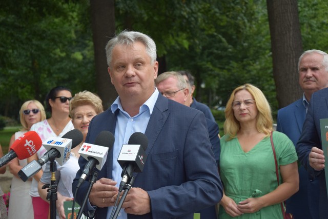 - Polscy producenci tracą pieniądze, bo nie mogą sprzedać swojego towaru. Stąd potrzeba ustawy o ochronie polskiego  rynku. Brakuje kontroli nad sprowadzaniem towarów do Polski - mówił w Radomiu Mirosław Maliszewski, poseł Polskiego Stronnictwa Ludowego z regionu radomskiego.