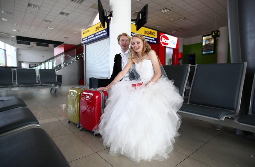 Nowożeńcy wspierają łódzkie lotnisko. Z Lublinka w podróż poślubną do Paryża [ZDJĘCIA]