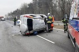 Potworny wypadek w Winownie na DK1. Auto koziołkowało. Kobieta zginęła. Pasażerowie w ciężkim stanie