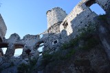 Zamek Ogrodzieniec w Podzamczu poleca się na letnie spacery. Jest tu bardzo pięknie! 