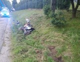 Pijany motocyklista wjechał do rowu w Łączkach Kucharskich. Jego pasażer został ranny i trafił do szpitala