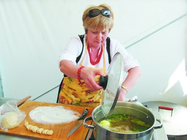 Rozalia Bogdanowicz z Białegostoku po raz drugi została zwyciężczynią konkursu kulinarnego w  Kruszynianach. W 2011 roku wygrały przyrządzone przez nią kołduny. Tym razem pierwsze miejsce zajęły jej kartoflaniki.