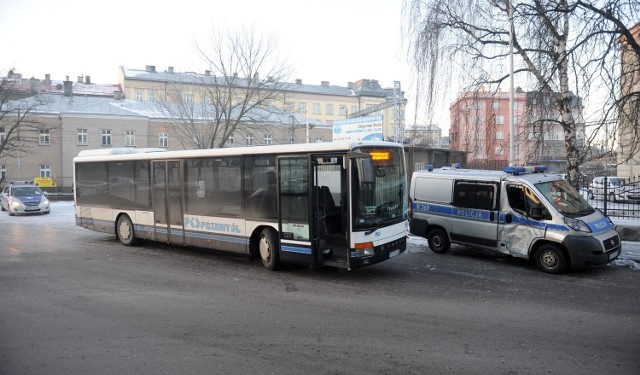 W piątek po godz. 5, na ul. Czarnieckiego w Przemyślu, doszło do zderzenia autobusu PKS z radiowozem.