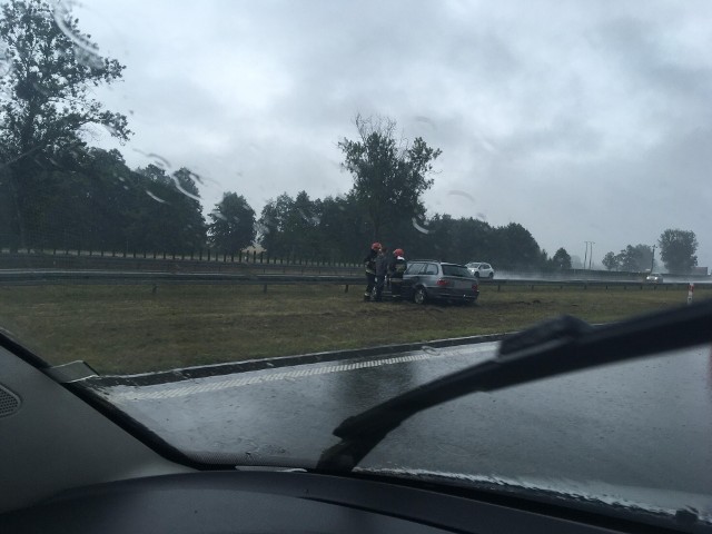 Na 172 kilometrze autostrady A1 – między Ciechocinkiem a Włocławkiem – osobowe bmw uderzył w bariery. - Osób rannych nie ma, pogotowie ratunkowe nie jest potrzebna – poinformowała nas oficer dyżurna z KPP Aleksandrów Kujawski.  Na tym odcinku autostrady, mogą występować jeszcze z utrudnieniami w postaci blokady jednego pasa ruchu.Tak szaleli na drogach w regionie. To cud, że ludzie przeżyli! [wideo - Program Stop Agresji Drogowej]