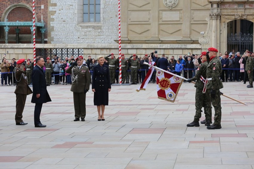 Kraków. Andrzej Duda na Wawelu. Przekazał sztandar żołnierzom