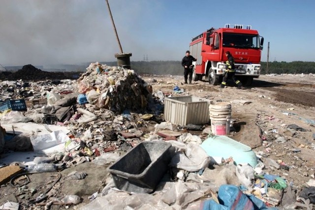 W trzy godziny strażacy uporali się z ponownym pożarem śmieci przy ulicy Witosa.