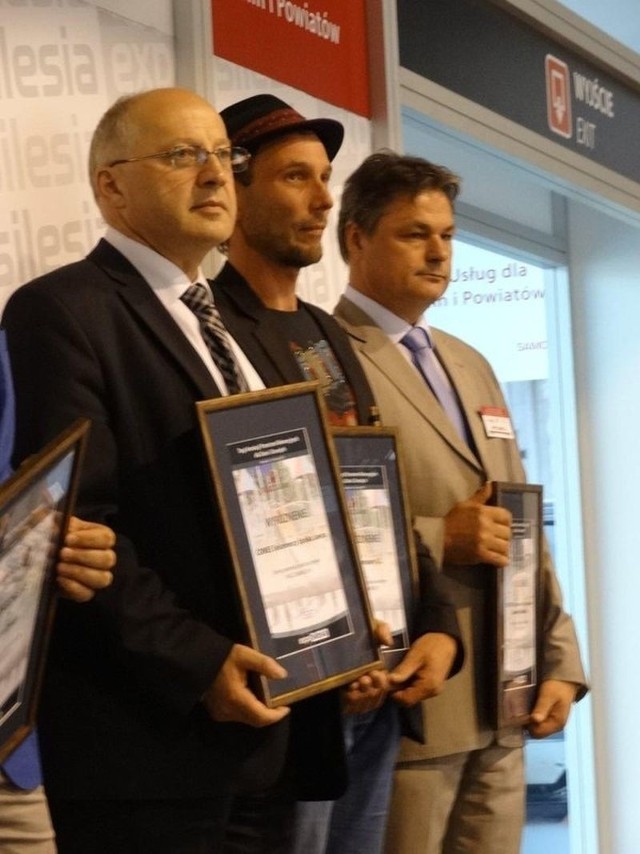 Marek Sokołowski, prezes firmy Comes (z lewej), odebrał nagrodę na śląskich Targach za aranżację ekspozycji.