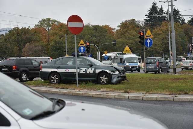 Co jakiś czas w Toruniu dochodzi do zdarzeń drogowych z udziałem pojazdów uprzywilejowanych. We wtorek na szczęście nikomu nic poważnego się nie stało 