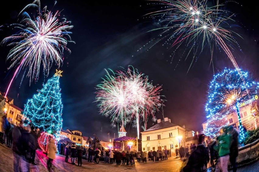 Pięknie rozświetlony rynek w Warce zachęcał do wspólnej...