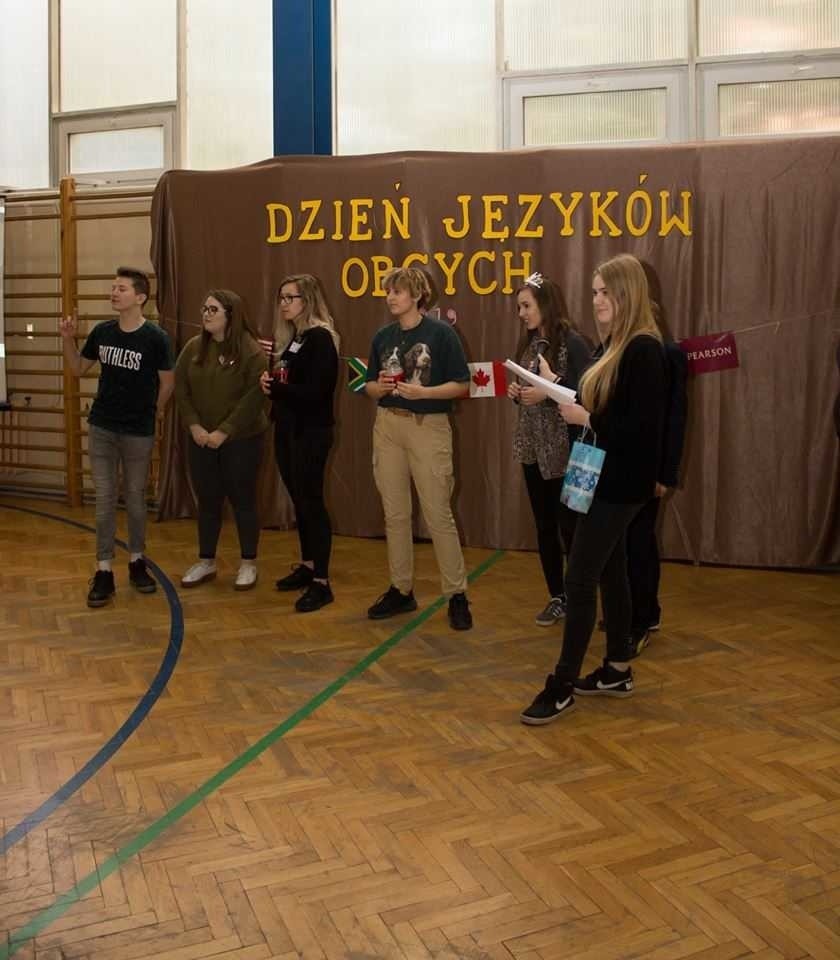 Były narodowe potrawy, tańce i karaoke, czyli Dzień Języków Obcych w liceum "Baczyńskiego"