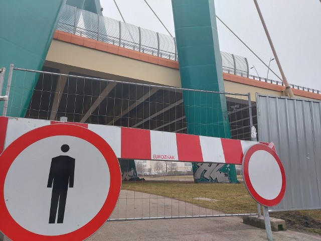 W ostatnich dniach służby utrzymaniowe ZDMiKP ustawiły dodatkowe zabezpieczenia pod mostem z uwagi na łamanie obowiązujących dotychczas zasad przez pieszych i rowerzystów.