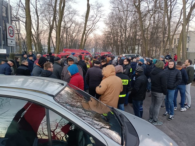 Strażacy składają wnioski o dotacje na sprzęt z WFOŚiGW w Łodzi.  Długa kolejka i całonocne dyżury, bo liczy się kolejność wniosków