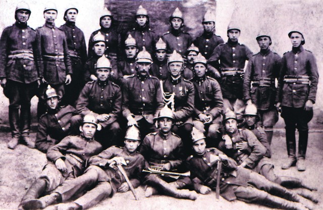 Brygada strażacka w Spiczynie. Jan Niziołek siedzi w pierwszym rzędzie trzeci od prawej