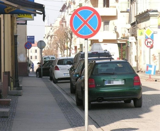 Za tym znakiem przy ul. Reja codziennie parkują auta.