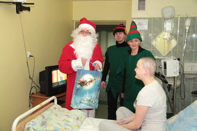 Angelika, pacjentka szpitalika żeby otrzymać prezent musiała Mikołajowi powiedzieć wierszyk.
