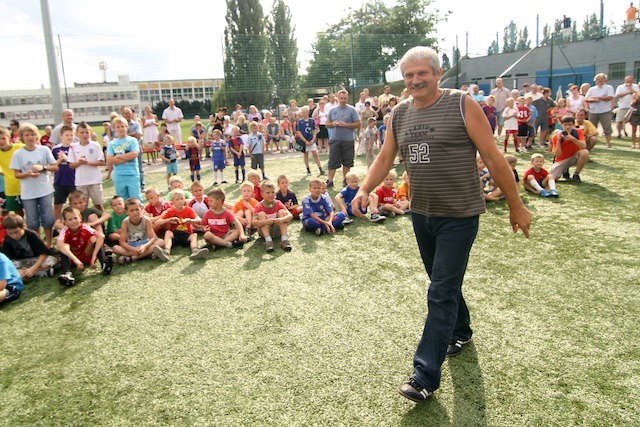 Tadeusz Kobusiński nie ukrywa, że tylko kilka dzieci trafi do wielkiej piłki. Fot. Tomasz Czachorowski