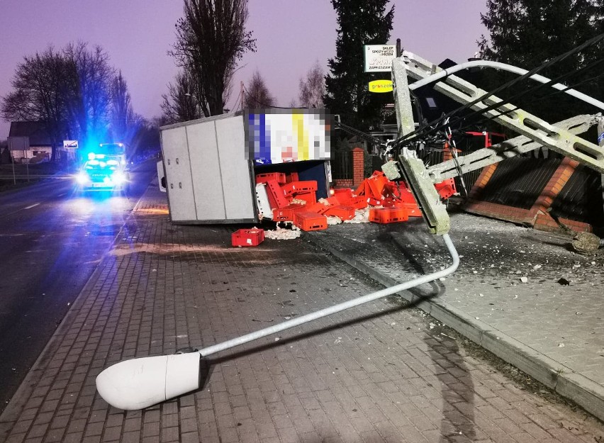 Powiat brodnicki: Kierowca stracił panowanie nad autem, uderzył w słup. 33-latek trafił do szpitala