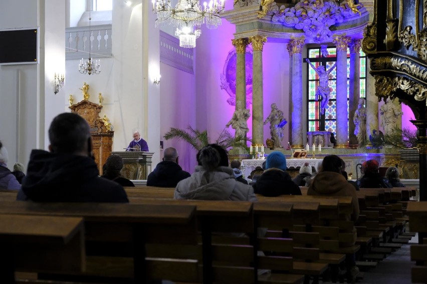 Raport “Kościół w Polsce” pokazuje brak związków między...