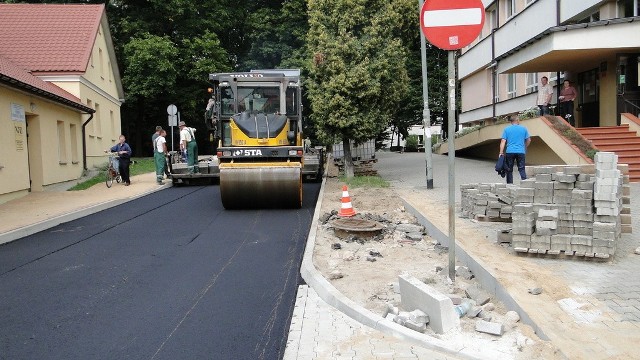 Trwa generalna przebudowa alei Jana Pawła II w Przysusze. Prace trwają między innymi przy budynku Starostwa Powiatowego.