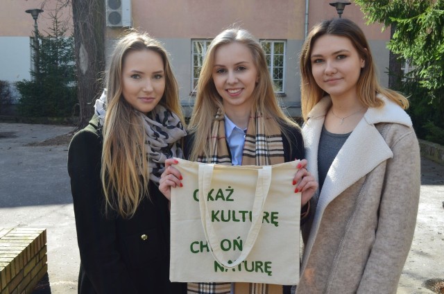 Licealistki Gabriela Cieśluk (od lewej), Agnieszka Rzepecka i Patrycja Sikora uważają, że o środowisko trzeba dbać