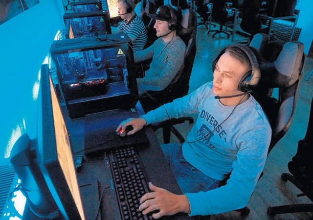 Gaming House Koszalin to łącznie 10 stanowisk z ultraszybkimi komputerami do grania w sieci