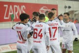 Mecz Górnik Zabrze - Warta Poznań ONLINE. Trudna przeprawa drużyny Dawida Szulczka. Gdzie oglądać? TRANSMISJA TV NA ŻYWO [15.12.2023]