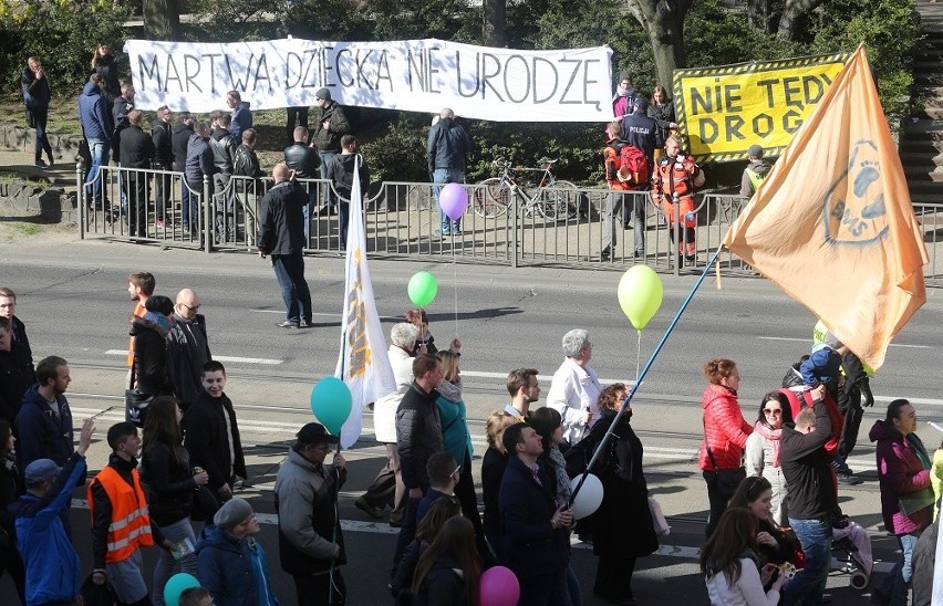 Protest przeciwko zakazowi aborcji przerwała policja. Czy słusznie? 