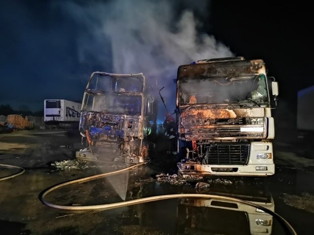 Pożar ciągników siodłowych i naczepy w Woźnikach 19.04.2019.