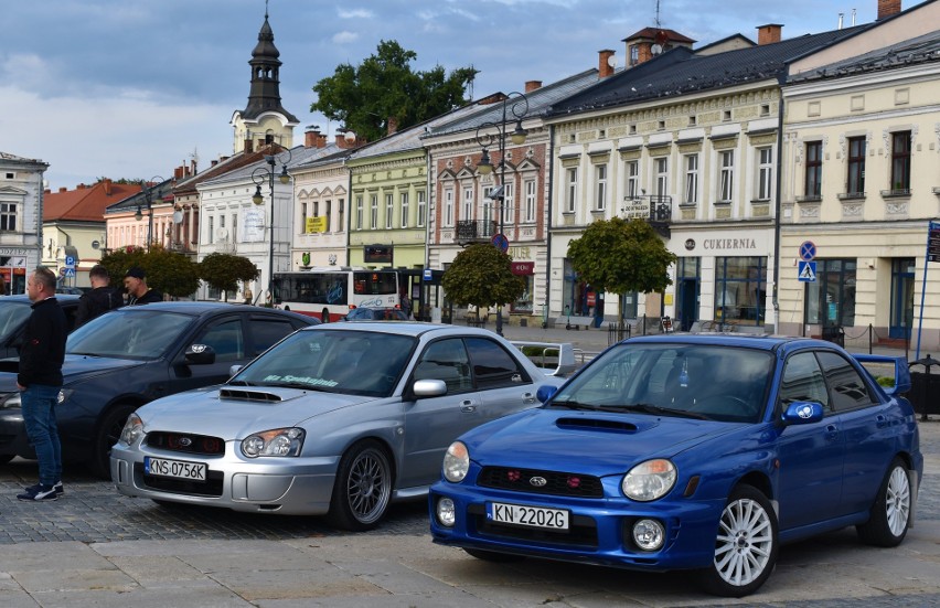 Nowy Sącz. Zakończenie sezonu z SubaruLifeStyle. Samochody "z świnką" wjechały na płytę sądeckiego rynku (zobacz zdjęcia)