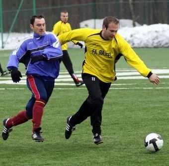 Pomocnik MKS II Start Dobrodzień Grzegorz Włoch (z lewej) walczy o piłke z Piotrem Słupikiem (Rajfel Krasiejów)