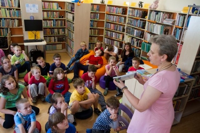 Elżbieta Janikowska w Filii Bibliotecznej nr 1 Książnicy Podlaskiej czytała dzieciom bajki