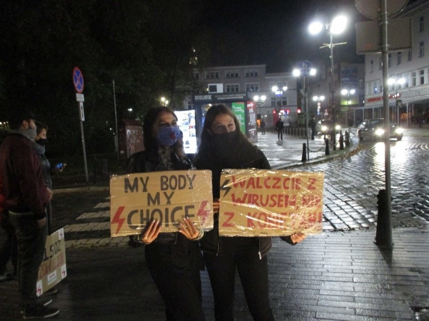 Strajk Kobiet w Opolu. W poniedziałek wieczorem mial miejsce kolejny "spacer" protestujących ulicami miasta 