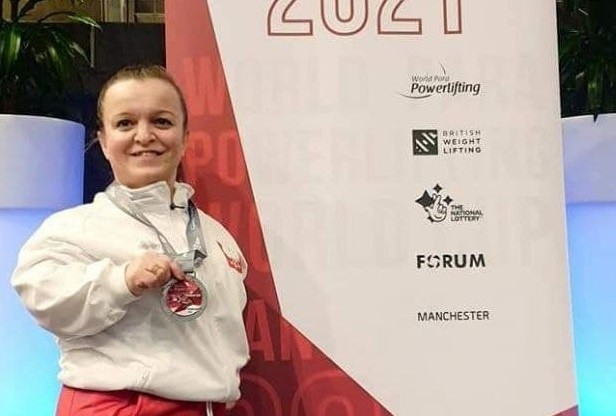 Justyna Kozdryk, policjantka z Grójca, zdobyła srebrny medal podczas zawodów Pucharu Świata w Manchesterze.