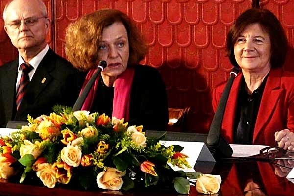 Od lewej: dr Janusz Meder, minister Ewa Junczyk - Ziomecka i prezydentowa Maria Kaczyńska.