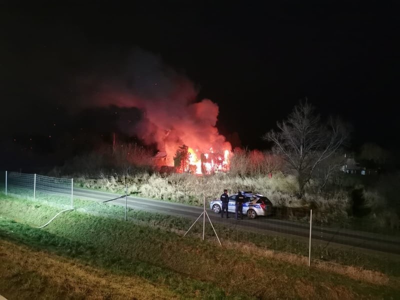 Pożar altany na ogródkach działkowych w Kołobrzegu [ZDJĘCIA]