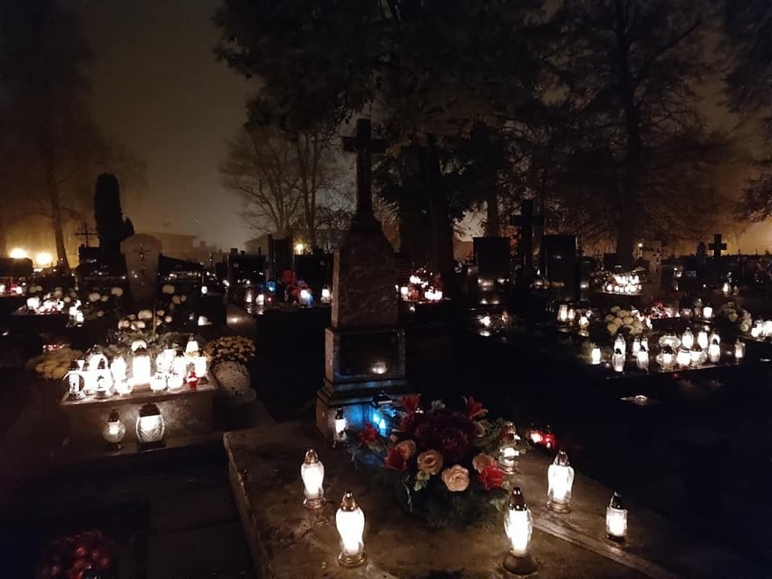 Cmentarz w Belsku Dużym pod osłoną nocy. Więcej na kolejnych...