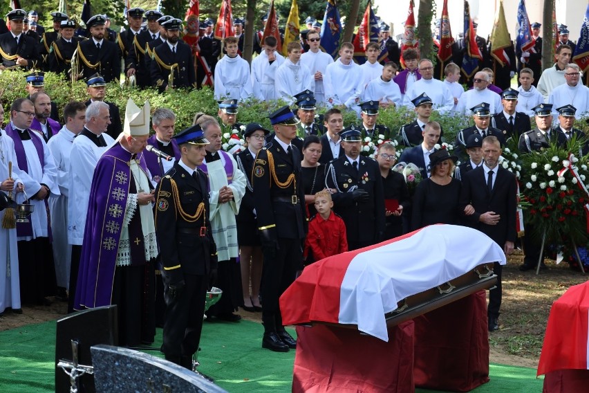 Pogrzeb tragicznie zmarłych strażaków z OSP Żukowo. Całe miasto pożegnało druhnę Karolinę i druha Łukasza