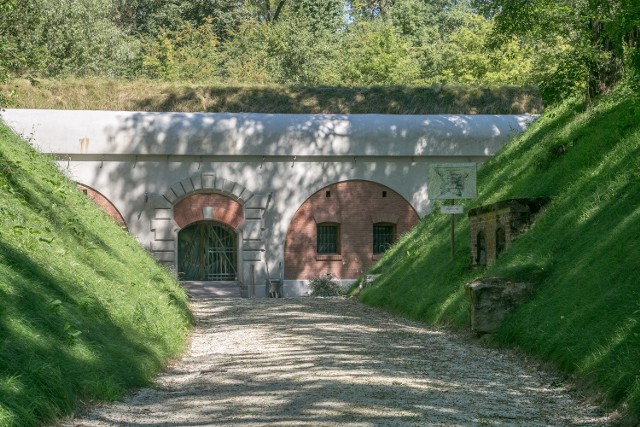 Budynek z głównym wejściem do koszar skryty jest wśród form ziemnych, stanowiących jeden z elementów obronnych fortu