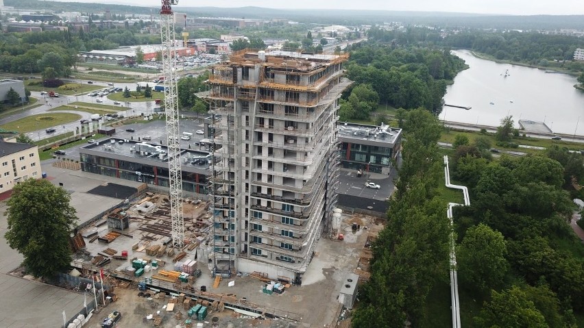 Największa w Polsce maszyna na budowie Plaza Tower - najwyższego budynku w Kielcach. Zobacz jak szła praca [ZDJĘCIA Z DRONA] 