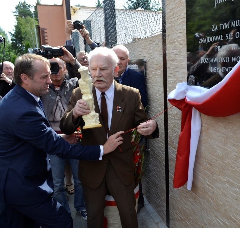 W Strzebielinku odsłonięto tablicę upamiętniającą internowanych [ZDJĘCIA]