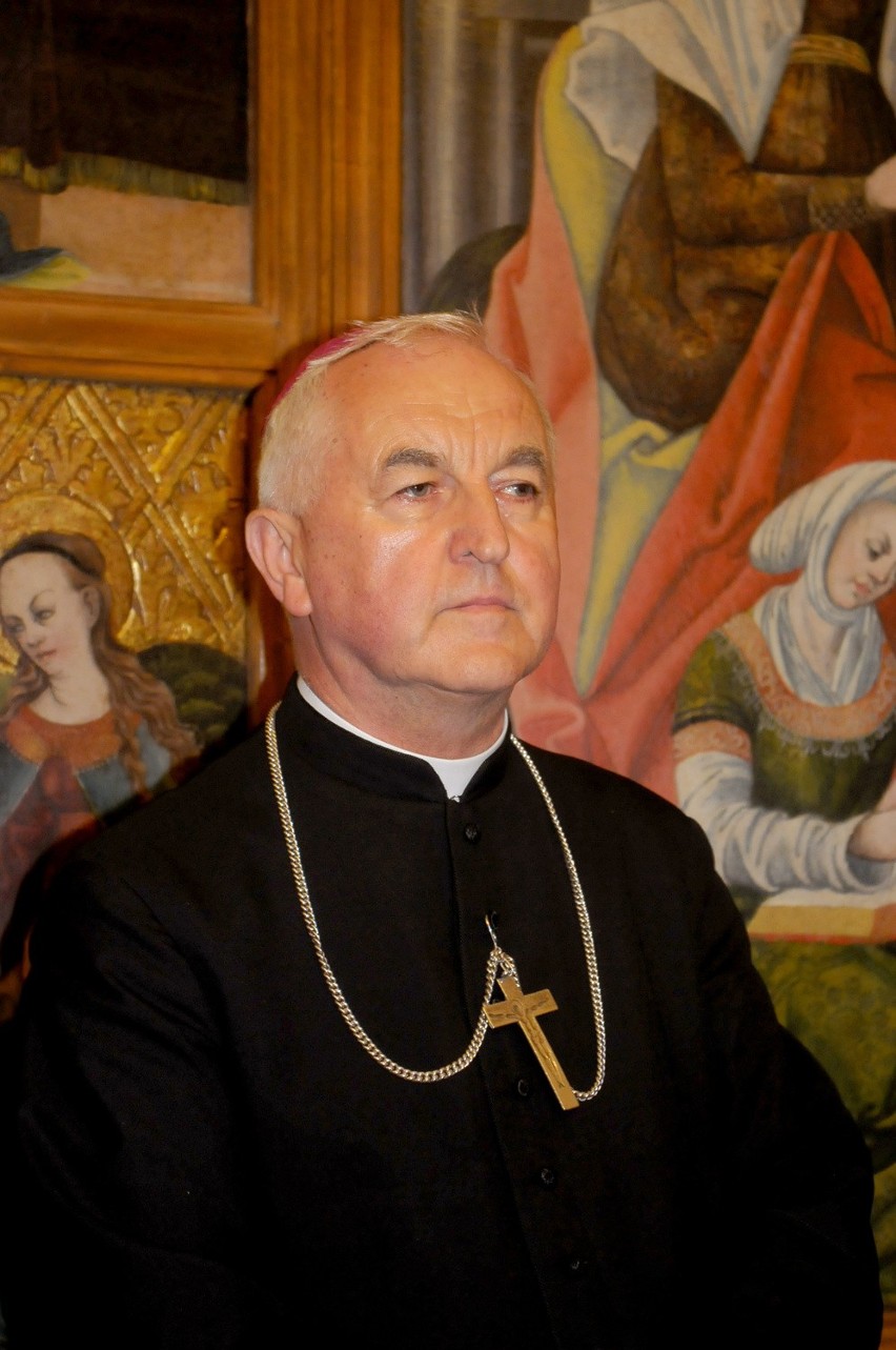 Kraków. Biskup, który maluje obrazy. Zobacz jego wystawę [ZDJĘCIA, WIDEO]