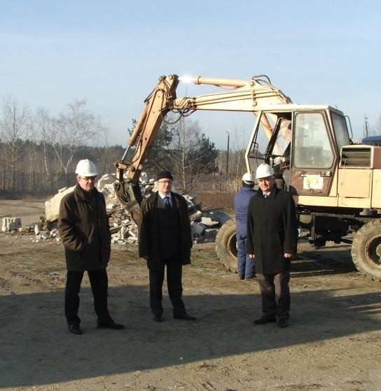 Relko1Postęp prac na placu budowy sprawdzili od lewej: Ryszard Górski, wiceprezes spółki Kozienice II, Krzysztof Zborowski, prezes zarządu kozienickiej elektrowni oraz Marek Różyczki, prezes spółki Kozienice II.