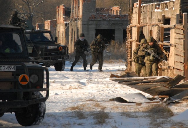 Żołnierze ćwiczą na poligonie m.in. patrolowanie terenu, zasadzki na rebeliantów i przeszukiwanie budynków