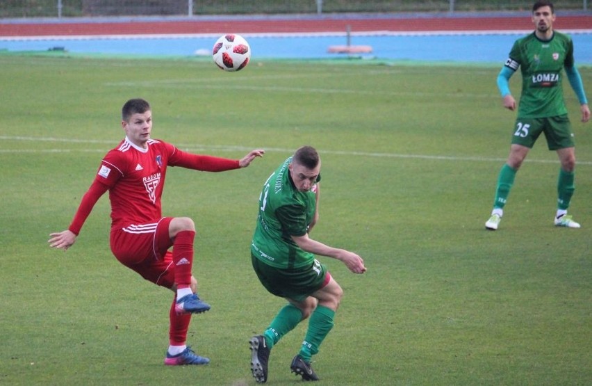 [ZDJĘCIA, WIDEO] III liga. ŁKS Łomża przegrał z Bronią Radom. Nasz zespół znowu stracił sporo bramek..., ale wygrał 