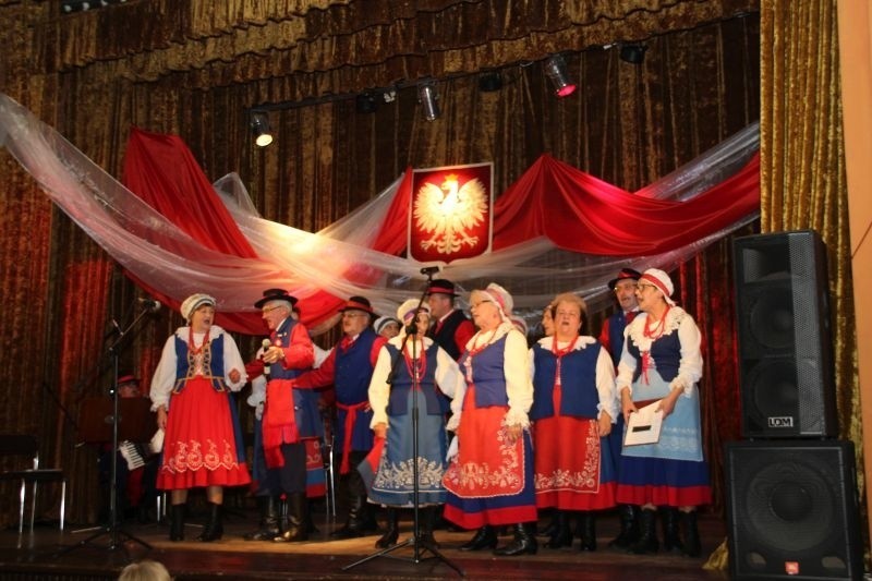 Seniorzy z zespołu folklorystycznego "Kujawy" zaprezentowali swój program przygotowany na 100-lecie Niepodległej