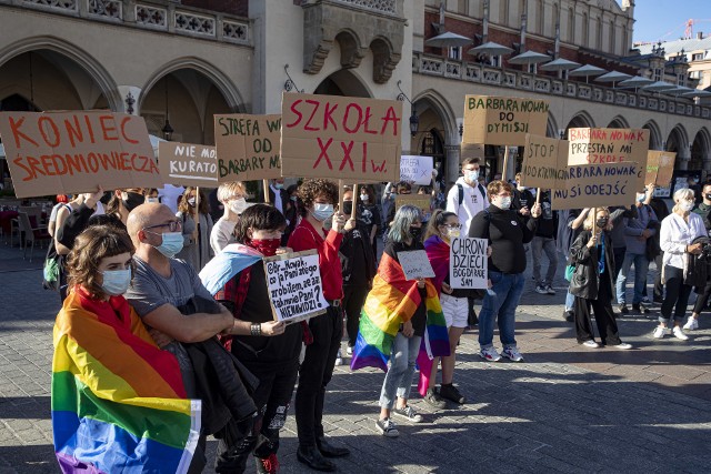 Protest na Rynku przeciwko działaniom kurator oświaty Barbary Nowak