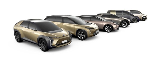 Toyota pokazała 6 modeli koncepcyjnych, których produkcyjne wersje niedługo pojawią się w salonach marki. Japoński marka zapowiada wprowadzenie zelektryfikowanych napędów do wszystkich swoich modeli już od kilku lat. Fot. Toyota